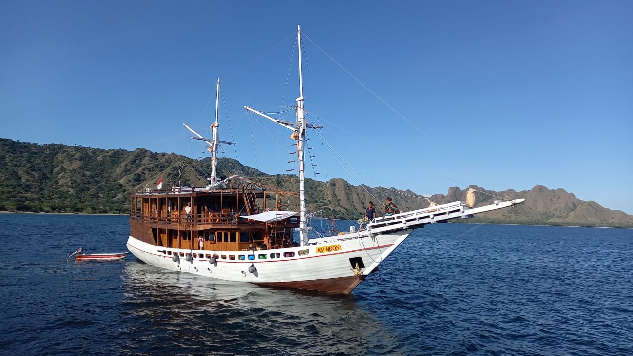 Boat rental and charter — Labuan Bajo